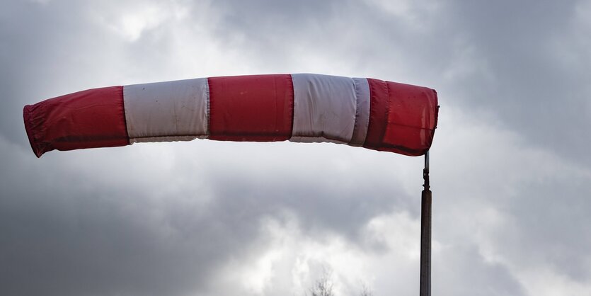 aufgeblähter windsack rot-weiß