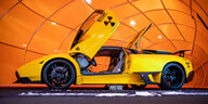 Ein gelber Lamborghini Murcielago SV-R wird auf der Tuning Messe Essen Motor Show ausgestellt.