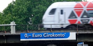 Null Euro für ein Girokonto , Werbung an einer Bahnstrecke