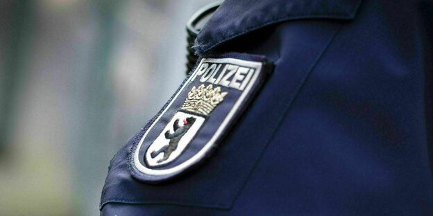 Ein Abzeichen der Polizei Berlin an einer Uniform