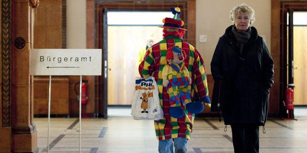 Mann im Clownkostüm in einem Berliner Bürgeramt