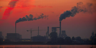 roter Himmel und rauchende Schornsteine