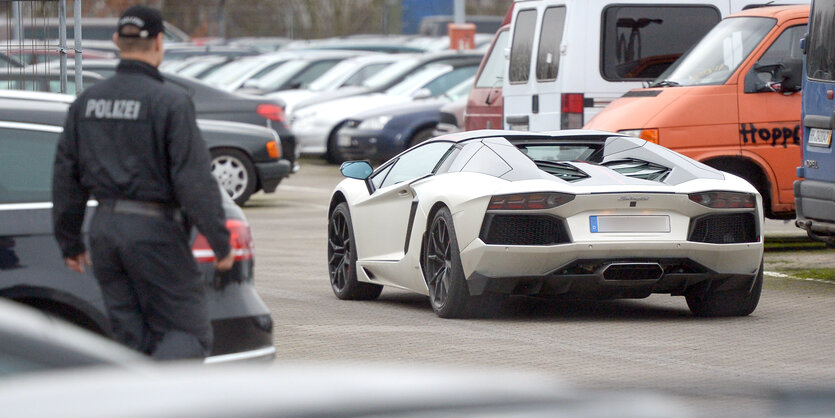 Die Polizei stellt das Auto von Tim Wiese sicher