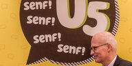 Peter Tschentscher vor einem U5-Werbeschild