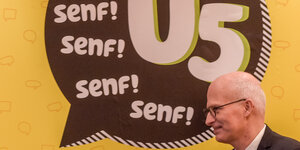 Peter Tschentscher vor einem U5-Werbeschild