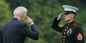 Joe Biden salutiert