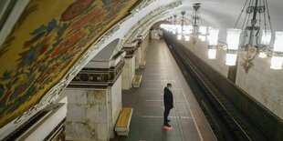 Ein Mann wartet in einer prächtigen Ubahn-Station auf einen Zug