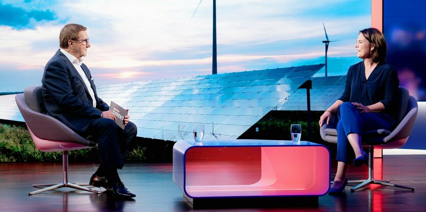 Jan Hofer und Annalena Baerbock im Studio, Hintegrund Solarpanele und Windräder