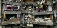 Eingestürztes Haus, Teüppiche und rosa Doppelstock-Kinderbetten
