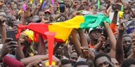 Malis Fahne wogt in einer freudigen Menschenmenge