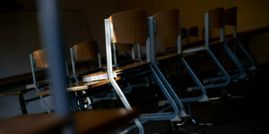 Stühle in einem dunklen Klassenzimmer