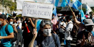 Menschen in einer Menge in Guatemala, die gegen den Präsident Giammattei protestieren