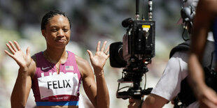 Allyson Felix winkt in die Kamera