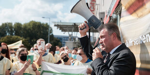 GDL-Chef Claus Weselsky spricht am 11.08.2021 am Ostbahnhof zu streikenden Lokführer:innen