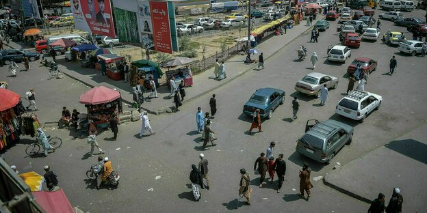 Überblick über eiknen Marktplatz und eine befahrende Strasse in Kabul