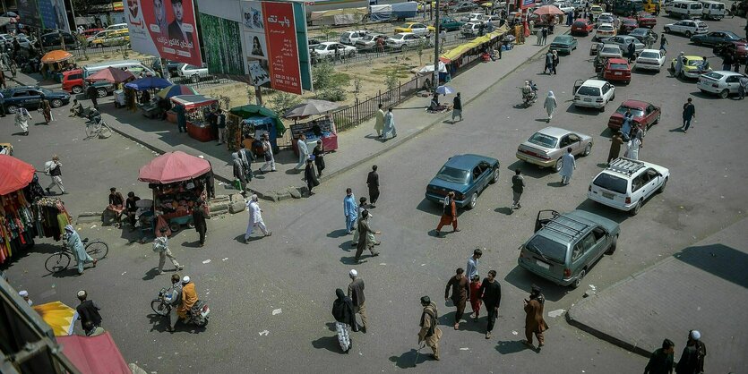 Überblick über eiknen Marktplatz und eine befahrende Strasse in Kabul