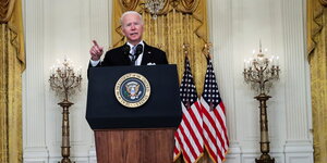 Joe Biden steht im Weissen Haus am Rednerpult