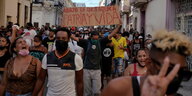 Kubanerinnen protestieren mit dem Schild "Vaterland und Leben" in Havanna