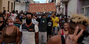 Kubanerinnen protestieren mit dem Schild "Vaterland und Leben" in Havanna