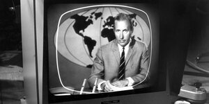 Ein Schwarz-Weiß-Fernsehgerät zeigt eine Tagesschau in den 60er Jahren