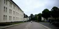 Die Rettberg-Kaserne in Eutin - eine Straße vor einem Gebäude