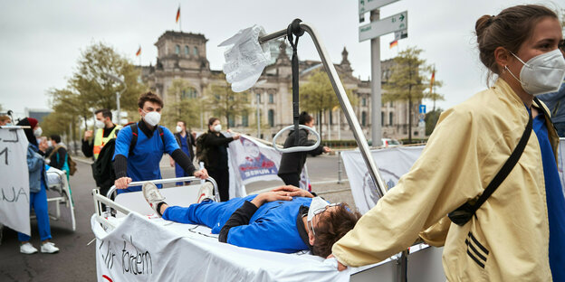 Pflegepersonal demonstriert vor dem Bundestag
