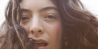 Ihre Haare flattern im Wind: Der neuselländische Popstar Lorde
