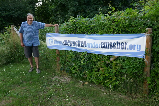 Mann mit Protestbanner