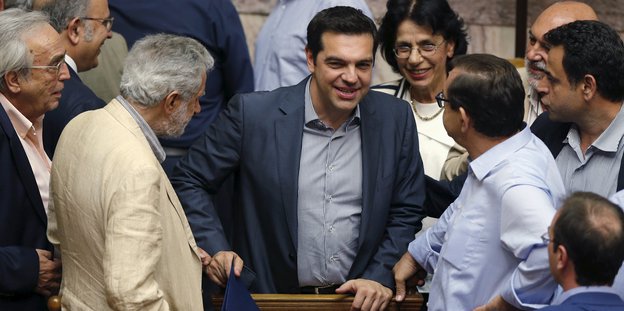 Alexis Tsipras umringt von Abgeordneten im Parlament in Athen