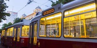 Rote Wiener Tram ist von innen erleuchtet