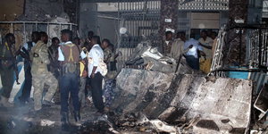 Sicherheitskräfte stehen vor dem „Wehliya“-Hotel nach dem Anschlag.