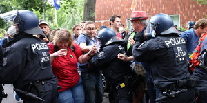 Polizei und Demonstranten drängen sich gegenseitig weg