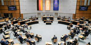 Das Bild zeigt den Plenarsaal des Berliner Abgeordnetenhauses während einer Debatte über Verkehrspolitik.