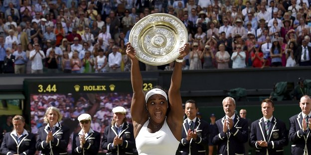 Serena Williams reckt die Sieger-Schale in die Luft