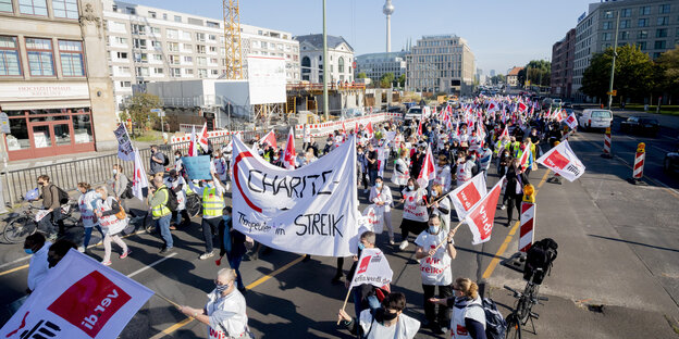 Der Zug einer Demonstration von Beschäftigten von Kliniken und Gesundheitseinrichtungen unter dem Motto «Klatschen war gestern, heute ist Zahltag» zieht vor dem Berliner Fernsehturm entlang.