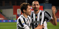Federico Chiesa und Giorgio Chiellini im Juventus Turin Trikot