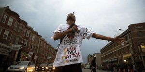 Demonstrant gegen Polizeigewalt gegen Schwarze in Baltimore