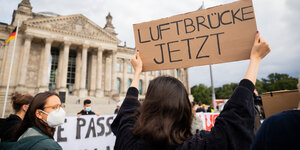 Menschen protestieren vor dem Bundestag für die Aufnahme von Geflüchteten