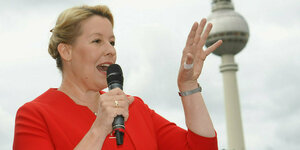 Franziska Giffey im Wahlkampf mit rotem Kleid vor dem Fernsehturm
