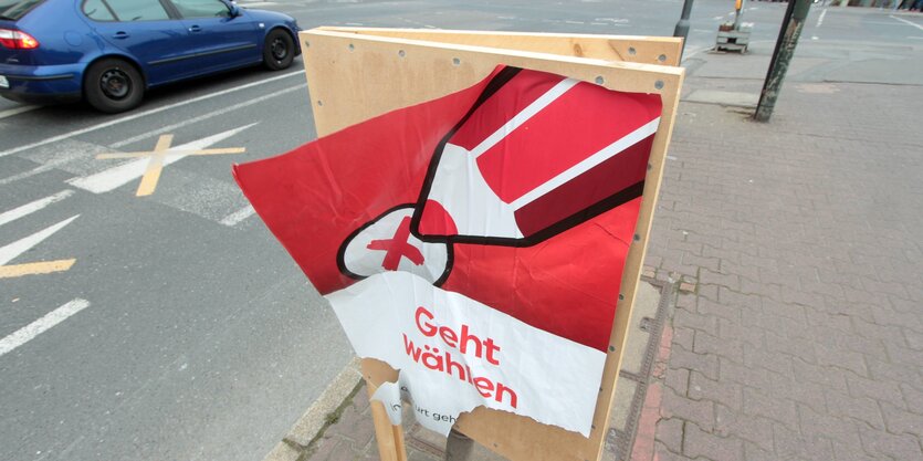 zerissens Plakat mit einem roten Stift und Kreuz "Geht wählen"