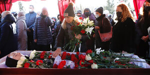 Menschen stehen am offenen Sarg des getöteten Oppositionellen Roman Bondarenko