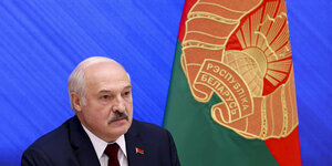 Alexander Lukaschenko, Mann mit Halbglatze, vor blauem Hintergrund