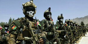 Soldaten stehen bereit zum Appell mit Totenschädel-Gesichtsmasken
