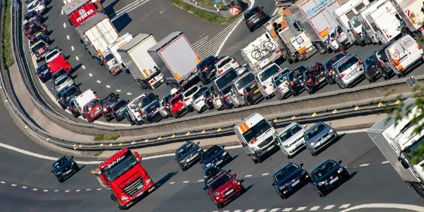 Volle Autobahn mit Stau