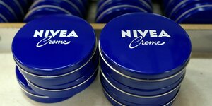 Zwei blaue Dosen mit der weißen Aufschrift Nivea