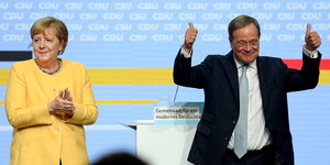 Angela Merkel und Armin Laschet auf einer Bühne.
