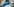 Hände in blauen Handschuhen ziehen einen Impfstoff auf