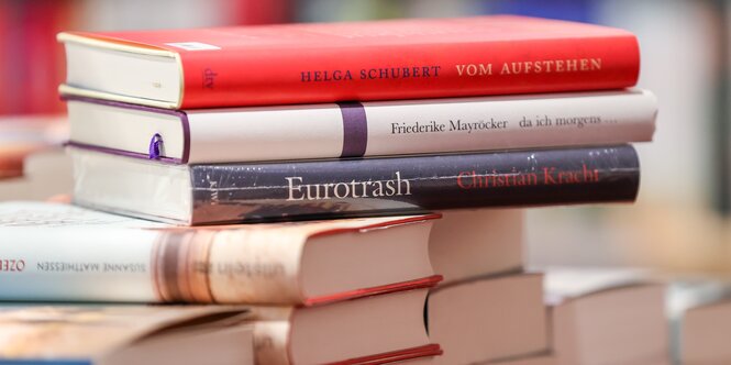 3Bücher auf einem Stapel