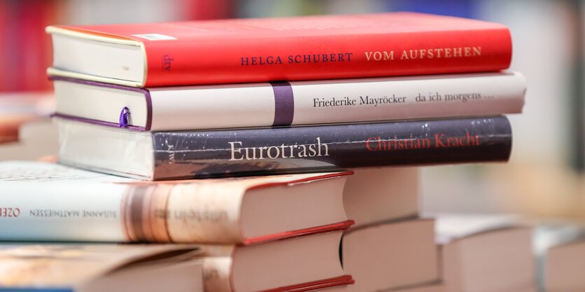 3Bücher auf einem Stapel