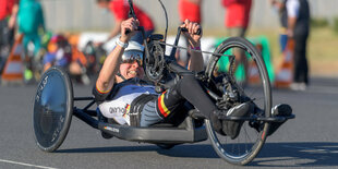 Kurbeln, bis die Ziilinie kommt: Annika Zeyen auf ihrem Handbike.